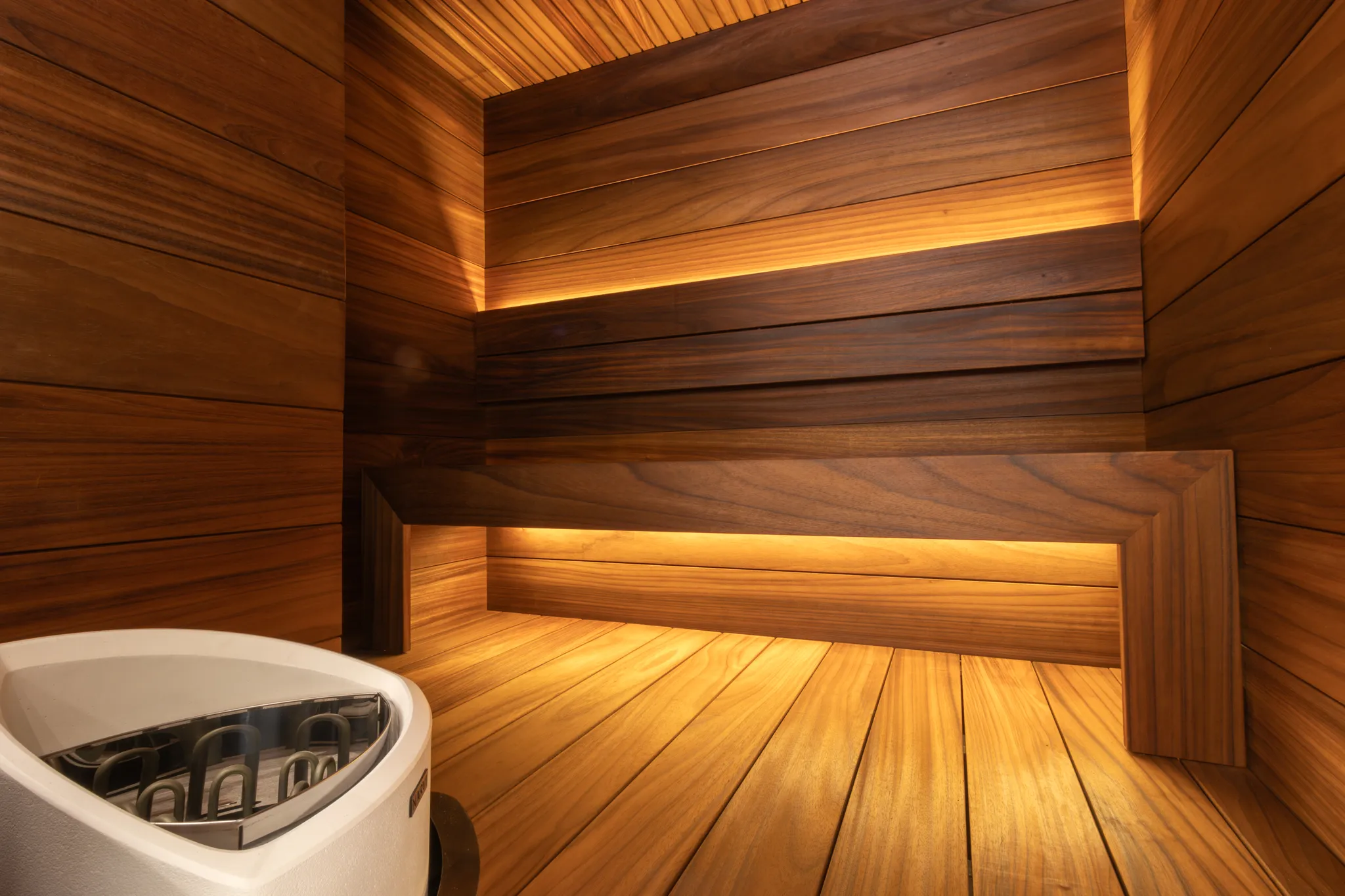 Luksusasunnon sauna, lämmin puupinta ja epäsuora valaistus