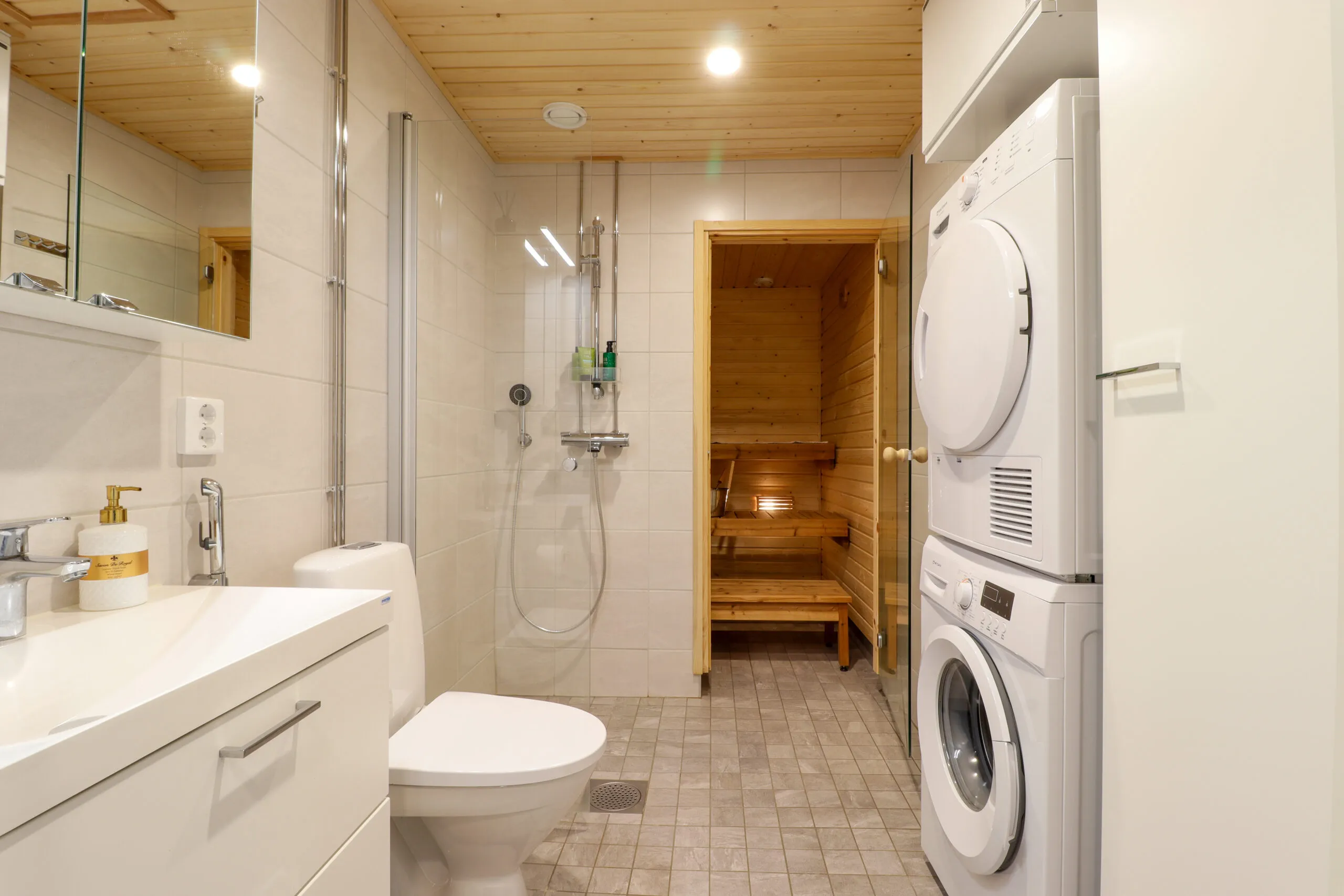 Kylpyhuone, suihku, sauna ja pyykinpesutornit